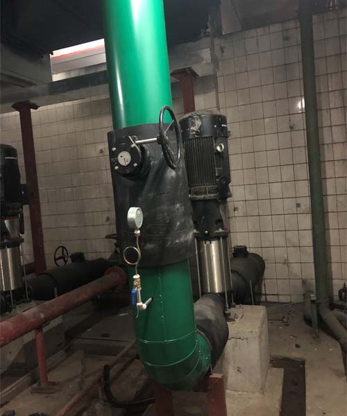 生活水管道保溫施工現(xiàn)場(chǎng).jpg 生活水管道保溫施工現(xiàn)場(chǎng).jpg